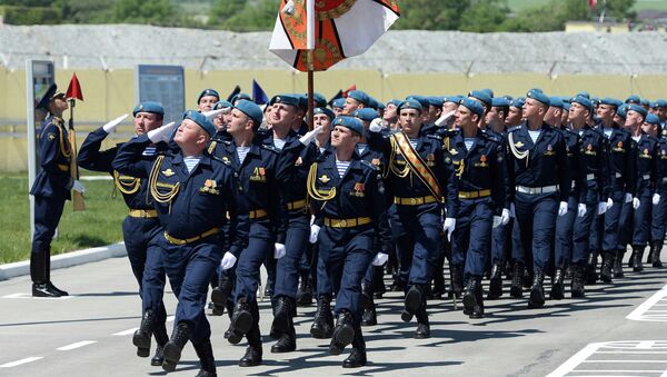 Военнослужащие парадных расчетов 7-й десантно-штурмовой дивизии во время торжественной встречи министра обороны РФ, генерала армии Сергея Шойгу Военнослужащие парадных расчетов 7-й десантно-штурмовой дивизии во время торжественной встречи министра обороны РФ, генерала армии Сергея Шойгу