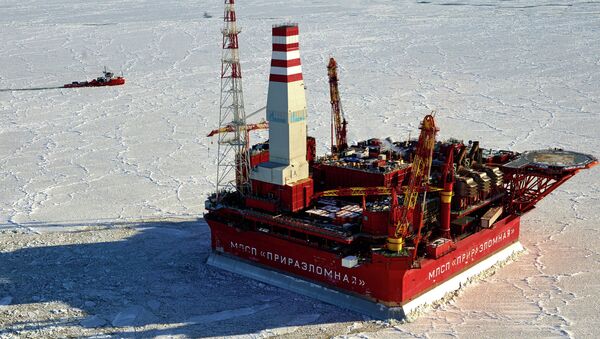 Вид с воздуха на морскую нефтедобывающую платформу Приразломная. Архивное фото Вид с воздуха на морскую нефтедобывающую платформу Приразломная. Архивное фото