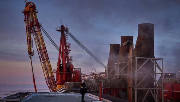 Вид на устройство загрузки нефти в танкер морской нефтеперерабатывающей платформы с вертолетной площадки Вид на устройство загрузки нефти в танкер морской нефтеперерабатывающей платформы с вертолетной площадки