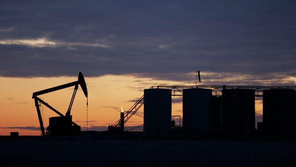 Добыча нефти в Северной Дакоте, США. Архивное фото Добыча нефти в Северной Дакоте, США. Архивное фото