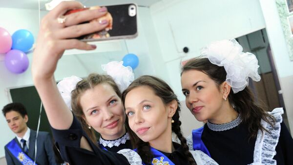 Выпускницы 11-х классов средней общеобразовательной школы № 30 во время праздника Последний звонок в городе Чите Выпускницы 11-х классов средней общеобразовательной школы № 30 во время праздника Последний звонок в городе Чите