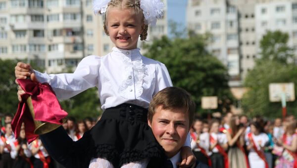Школьники в Симферополе. Архивное фото Школьники в Симферополе. Архивное фото