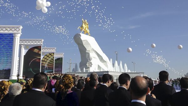 Открытие статуи президента Туркменистана Гурбангулы Бердымухамедова в Ашхабаде Открытие статуи президента Туркменистана Гурбангулы Бердымухамедова в Ашхабаде