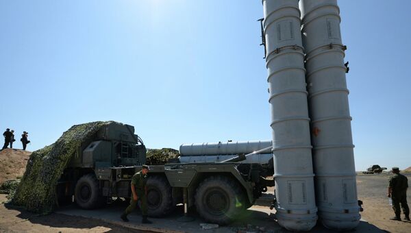 Военнослужащие у зенитно-ракетной системы С-300ПС. Архивное фото Военнослужащие у зенитно-ракетной системы С-300ПС. Архивное фото