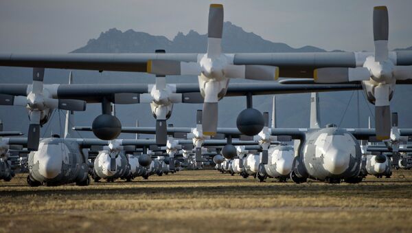 Военно-транспортные самолеты Локхид C-130 Геркулес на авиабазе ВВС США Девис-Монтен в Тусоне, Аризона Военно-транспортные самолеты Локхид C-130 Геркулес на авиабазе ВВС США Девис-Монтен в Тусоне, Аризона
