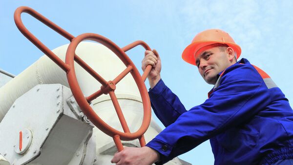 Рабочий на газопроводе. Архивное фото Рабочий на газопроводе. Архивное фото