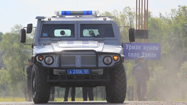 Бронированный внедорожник Тигр возле населенного пункта Урман Бронированный внедорожник Тигр возле населенного пункта Урман