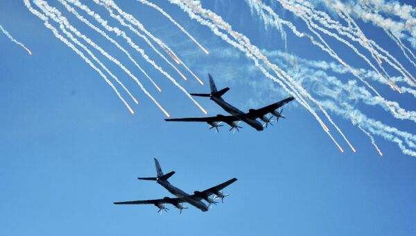 Стратегические бомбардировщики Ту-95 российских ВКС во время тренировки воздушной части парада, посвященного 70-летию Победы. Архивное фото Стратегические бомбардировщики Ту-95 российских ВКС во время тренировки воздушной части парада, посвященного 70-летию Победы. Архивное фото