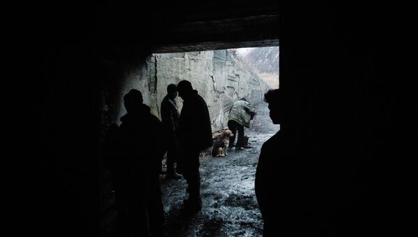 Жители поселка Марьинка Донецкой области в бомбоубежище. Архивное фото Жители поселка Марьинка Донецкой области в бомбоубежище. Архивное фото