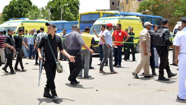 Полиция и скорая помощь на месте теракта в Луксоре Полиция и скорая помощь на месте теракта в Луксоре