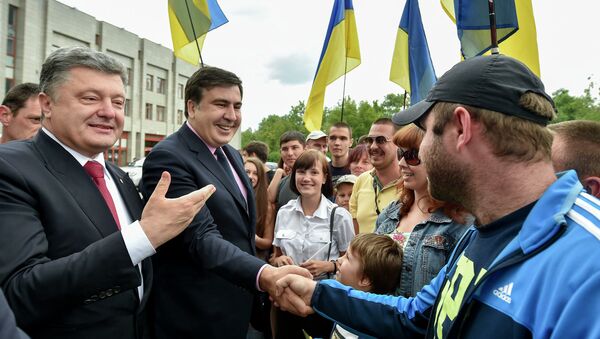 Президент Украины Петр Порошенко и глава Одесской области Михаил Саакашвили во время общения в горожанами в Одессе. Архивное фото Президент Украины Петр Порошенко и глава Одесской области Михаил Саакашвили во время общения в горожанами в Одессе. Архивное фото