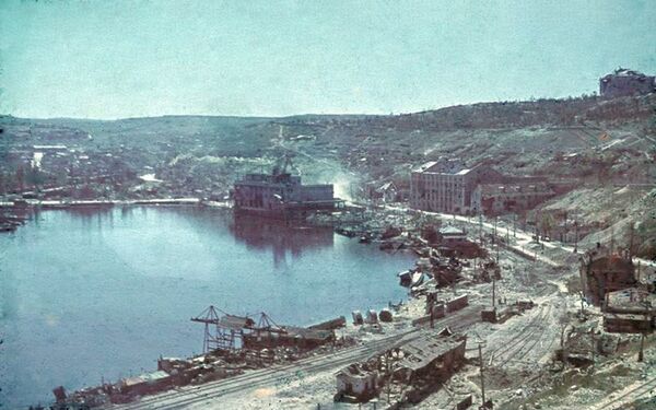 Разрушенный во время обороны Севастополя севастопольский порт Разрушенный во время обороны Севастополя севастопольский порт