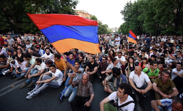 Протестующие в столице Армении против подорожания электроэнергии. Ереван, 22 июня 2015 Протестующие в столице Армении против подорожания электроэнергии. Ереван, 22 июня 2015