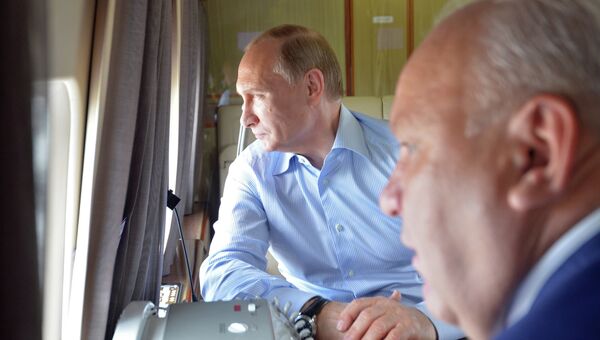 Президент России Владимир Путин и глава Республики Хакасия Виктор Зимин во время облета пострадавшей от пожаров территории Хакасии Президент России Владимир Путин и глава Республики Хакасия Виктор Зимин во время облета пострадавшей от пожаров территории Хакасии
