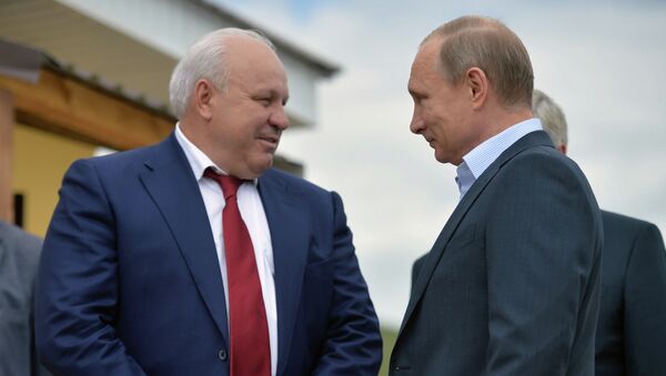 Президент России Владимир Путин (справа) и глава Республики Хакасия Виктор Зимин во время инспекции строительства домов для жителей села Усть-Бюр в Хакасии. Президент России Владимир Путин (справа) и глава Республики Хакасия Виктор Зимин во время инспекции строительства домов для жителей села Усть-Бюр в Хакасии.