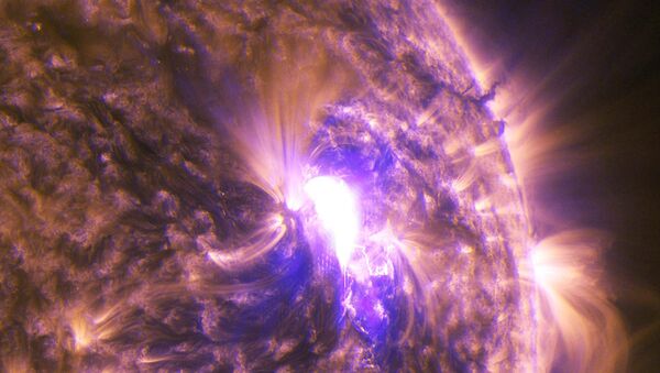 Снимок вспышки на Солнце, полученный камерами зонда SDO Снимок вспышки на Солнце, полученный камерами зонда SDO