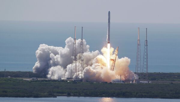 Старт ракеты Falcon 9 с мыса Канаверал, 28 июня 2015 Старт ракеты Falcon 9 с мыса Канаверал, 28 июня 2015