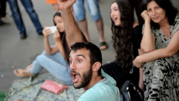 Участники акции протеста на проспекте Баграмяна в Ереване. Архивное фото Участники акции протеста на проспекте Баграмяна в Ереване. Архивное фото