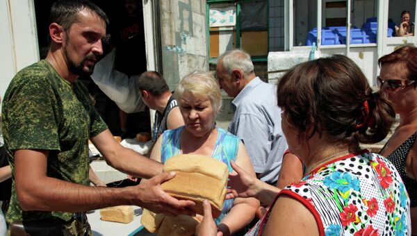 Акция Хлеб в каждый дом в Донецке. Архивное фото. Акция Хлеб в каждый дом в Донецке. Архивное фото.