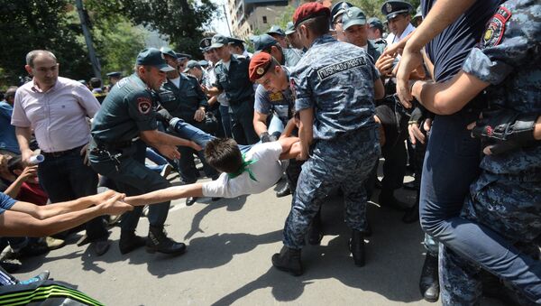 Сотрудники полиции задерживают участника акции протеста против повышения тарифов на электроэнергию в Ереване Сотрудники полиции задерживают участника акции протеста против повышения тарифов на электроэнергию в Ереване