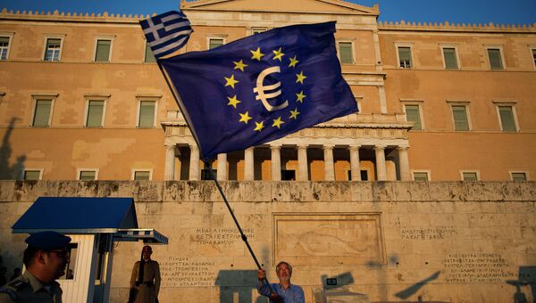 Флаги Греции и ЕС у здания парламента в Афинах. Архивное фото Флаги Греции и ЕС у здания парламента в Афинах. Архивное фото