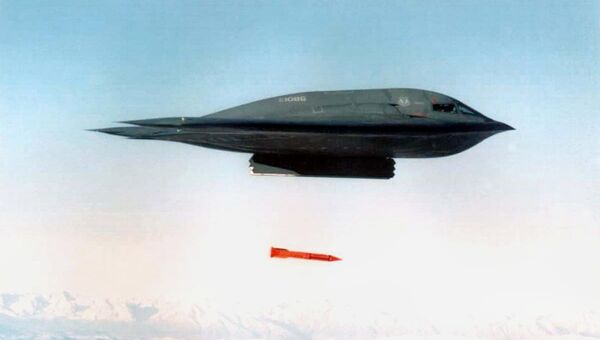Американский бомбардировщик B-2 Spirit сбрасывает бомбу B61-11. Архивное фото Американский бомбардировщик B-2 Spirit сбрасывает бомбу B61-11. Архивное фото
