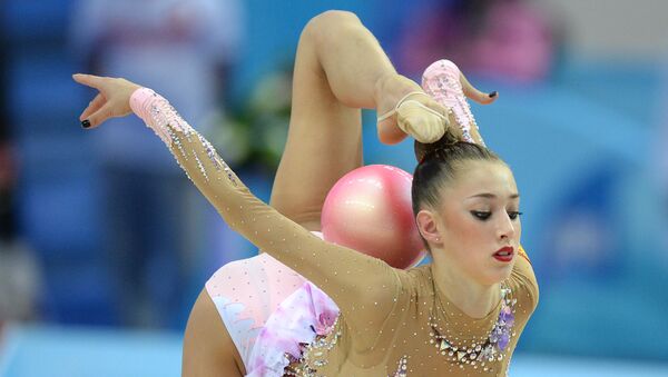 Мария Титова (Россия) выполняет упражнения с мячом. Архивное фото Мария Титова (Россия) выполняет упражнения с мячом. Архивное фото