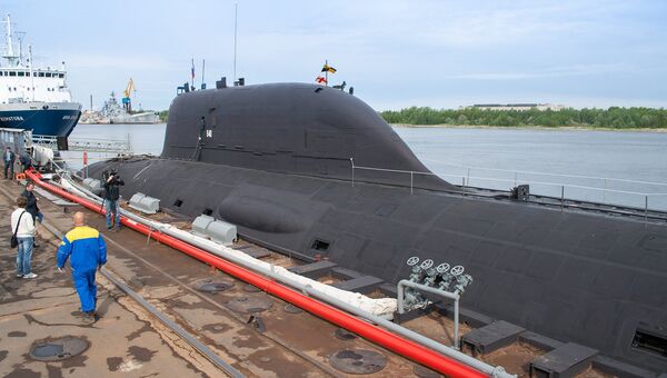 Первая многоцелевая атомная подводная лодка (АПЛ) проекта Ясень К-560 Северодвинск у причала оборонной судоверфи Севмаш в Северодвинске. Архивное фото Первая многоцелевая атомная подводная лодка (АПЛ) проекта Ясень К-560 Северодвинск у причала оборонной судоверфи Севмаш в Северодвинске. Архивное фото