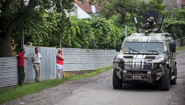 Украинские военные патрулируют деревню возле Мукачево. Архивное фото. Украинские военные патрулируют деревню возле Мукачево. Архивное фото.