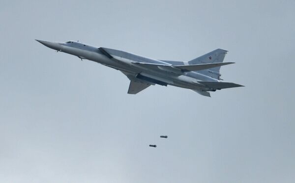 Самолет Ту-22М3 во время показательных выступлений на всероссийском этапе международного конкурса Авиадартс-2015 в Воронеже Самолет Ту-22М3 во время показательных выступлений на всероссийском этапе международного конкурса Авиадартс-2015 в Воронеже