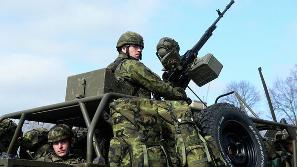 Военнослужащие чешской армии во время совместных учений войск НАТО. Архивное фото Военнослужащие чешской армии во время совместных учений войск НАТО. Архивное фото