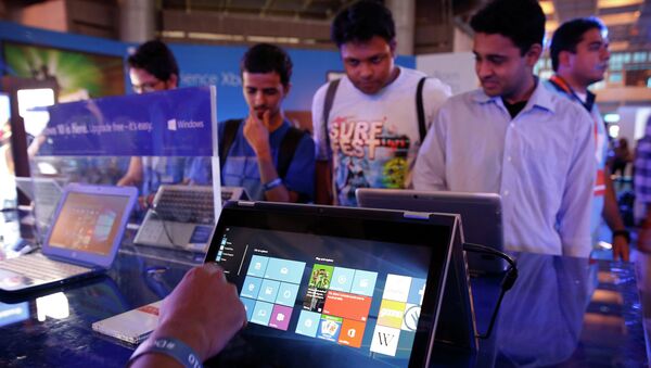 Пользователи тестируют Windows 10 в Нью-Дели, Индия. Архивное фото Пользователи тестируют Windows 10 в Нью-Дели, Индия. Архивное фото