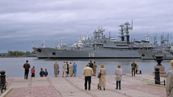 Учебный военный корабль Смольный. Архивное фото Учебный военный корабль Смольный. Архивное фото