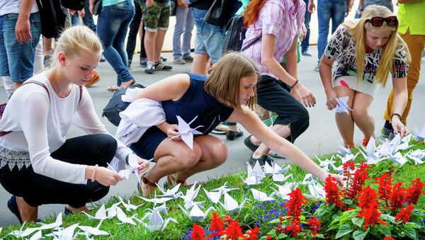 В Москве почтили память жертв атомных бомбардировок Хиросимы бумажными журавликами В Москве почтили память жертв атомных бомбардировок Хиросимы бумажными журавликами