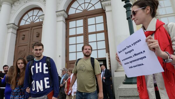 Пикет активистов из общественного движения Божья воля у здания Манежа против проведения выставки Скульптуры, которых мы не видим, оскорбляющей, по их мнению, чувства верующих Пикет активистов из общественного движения Божья воля у здания Манежа против проведения выставки Скульптуры, которых мы не видим, оскорбляющей, по их мнению, чувства верующих
