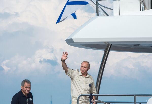 Президент России Владимир Путин (справа) после своего участия в подводной экспедиции на дно Черного моря у берегов Севастополя Президент России Владимир Путин (справа) после своего участия в подводной экспедиции на дно Черного моря у берегов Севастополя