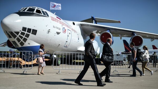 Посетители выставки рассматривают самолет ИЛ-76 МДК. Архивное фото Посетители выставки рассматривают самолет ИЛ-76 МДК. Архивное фото