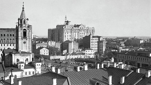Колокольня Страстного монастыря (слева). Архивное фото Колокольня Страстного монастыря (слева). Архивное фото