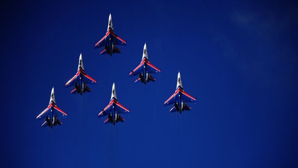 Пилотажная группа Русские витязи во время выступления. Архивное фото Пилотажная группа Русские витязи во время выступления. Архивное фото