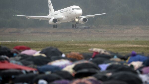 Самолет Sukhoi Superjet 100 во время выступления на Международном авиационно-космическом салоне МАКС-2015 Самолет Sukhoi Superjet 100 во время выступления на Международном авиационно-космическом салоне МАКС-2015