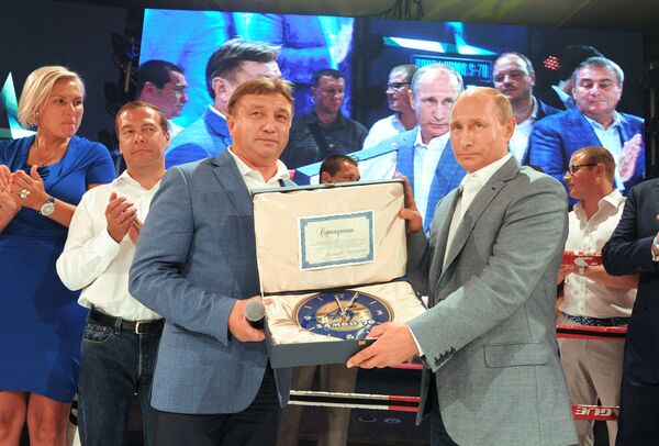 Президент России Владимир Путин на церемонии награждения участников VI международного турнира по профессиональному боевому самбо по версии Лига S-70 Плотформа S-70 Президент России Владимир Путин на церемонии награждения участников VI международного турнира по профессиональному боевому самбо по версии Лига S-70 Плотформа S-70