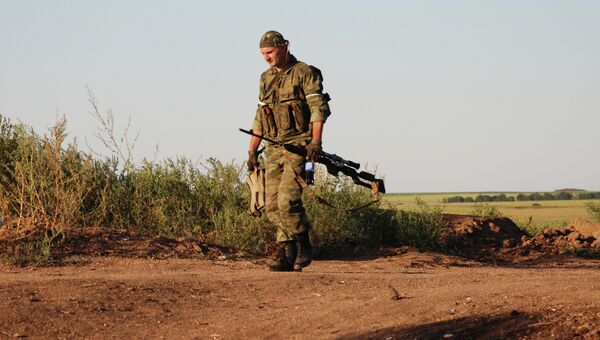 Боец 1-ой Славянской бригады ополчения ДНР на позиции у линии соприкосновения с ВСУ. Архивное фото Боец 1-ой Славянской бригады ополчения ДНР на позиции у линии соприкосновения с ВСУ. Архивное фото