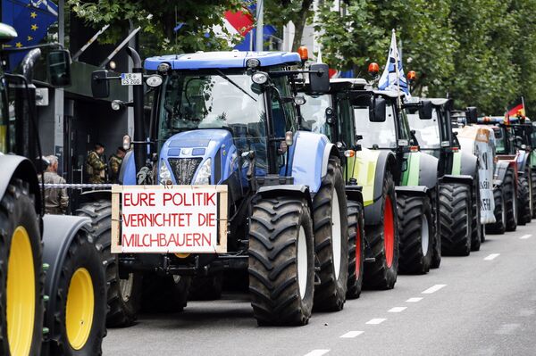 Фермеры на тракторах во время акции протеста в Брюсселе, Бельгия Фермеры на тракторах во время акции протеста в Брюсселе, Бельгия