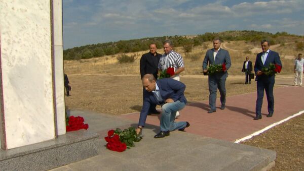 Путин и Берлускони под вспышки фотокамер возложили цветы к мемориалу в Крыму Путин и Берлускони под вспышки фотокамер возложили цветы к мемориалу в Крыму