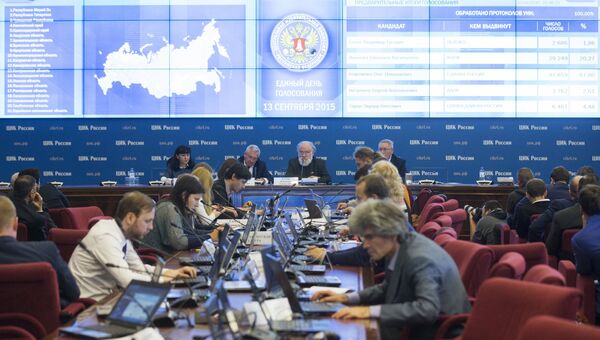 Представители Центральной избирательной комиссии (ЦИК) России следят за ходом выборов в субъектах РФ. Архивное фото Представители Центральной избирательной комиссии (ЦИК) России следят за ходом выборов в субъектах РФ. Архивное фото