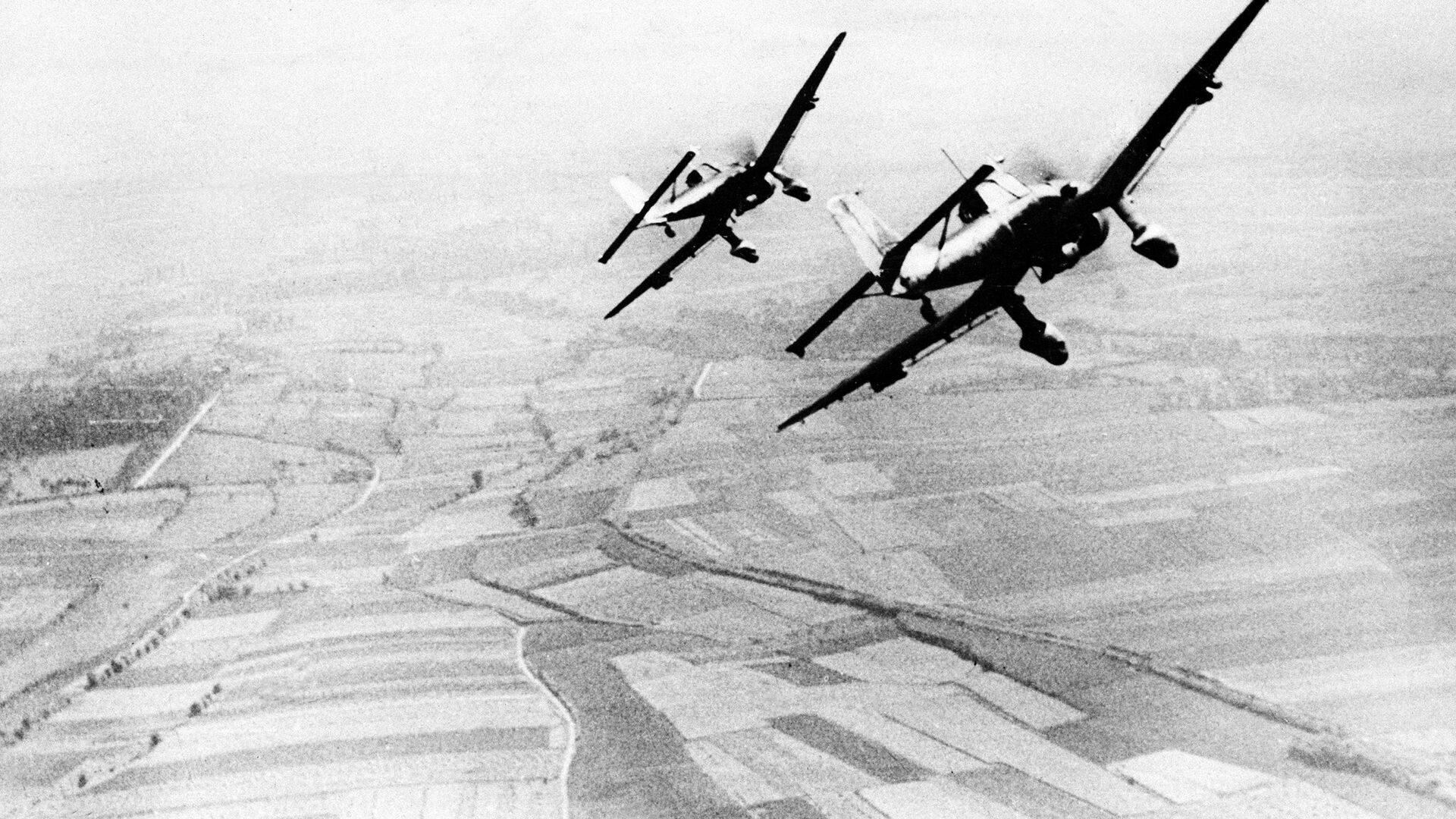 Немецкие пикирующие бомбардировщики Юнкерс Ju 87 Немецкие пикирующие бомбардировщики Юнкерс Ju 87 - РИА Новости, 1920, 14.06.2021