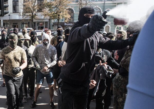 Протестующие у здания городского совета Харькова Протестующие у здания городского совета Харькова