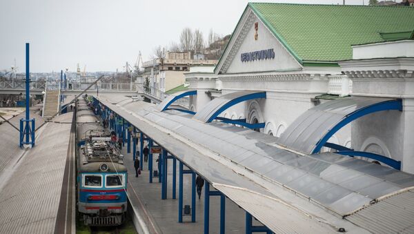 Поезд у здания железнодорожного вокзала в городе Севастополе Поезд у здания железнодорожного вокзала в городе Севастополе