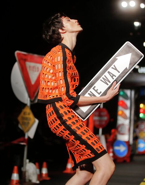 Модель во время показа коллекции Moschino на Неделе моды в Милане Модель во время показа коллекции Moschino на Неделе моды в Милане