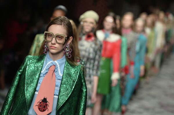 Модели во время показа коллекции Gucci на Неделе моды в Милане Модели во время показа коллекции Gucci на Неделе моды в Милане
